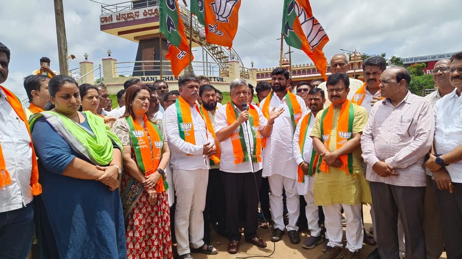 <div class="paragraphs"><p>MP Jagadish Shettar and other BJP leaders staging protest at Channamma Kittur town in Belagavi district on Monday demanding rescuing of Town Panchayat Member Nagaraj Asundi who has been kidnapped on Thursday night.&nbsp;</p></div>